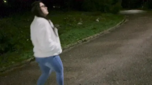 üvey kardeş verir bir oral seks süre alırken bir yürüyüş içinde bu ormanda açık havada