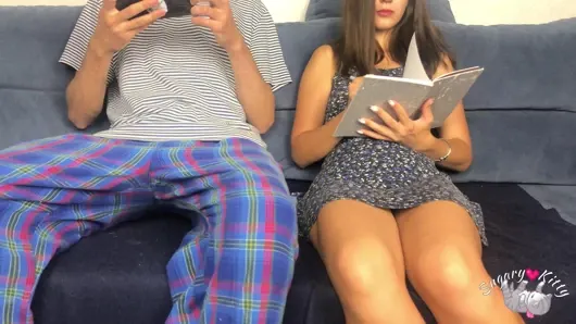 Üvey kardeşim önümde porno izliyor! ama azgınım ve birbirimize mastürbasyon yapıyoruz! orgazm