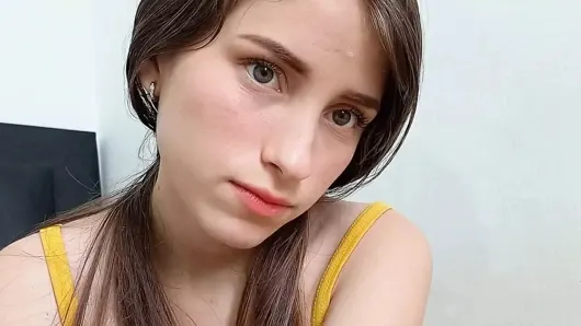 Üvey kardeşime tırnaklarıyla yardım ediyorum ve ödül olarak onu becermeme izin veriyor