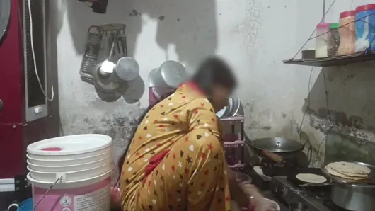 Üvey kız kardeş mutfakta yemek pişirirken