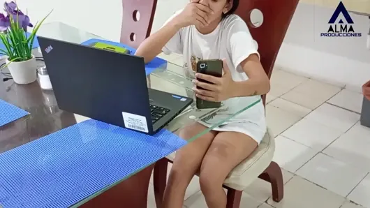 Üvey kız kardeşim erkek arkadaşıyla görüntülü görüşme yapıyor, ben de katılıyorum ve erkek arkadaşının bizi izlemesi için sikişiyoruz.