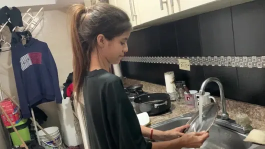 Üvey kız kardeşim evde yalnız olduğumuzda beni azdırıyor