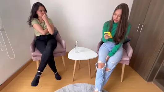 Üvey kız kardeşimle doğruluk mu cesaret mi oynuyorum ve sonunda onun amını emiyor