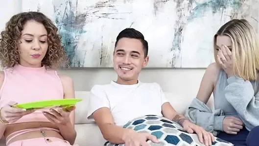 Üvey kız kardeşler Allie Addison ve Maria Anjel tabu üçlü seksten sonra üvey kardeşinin dölünü paylaşıyor – familystrokes