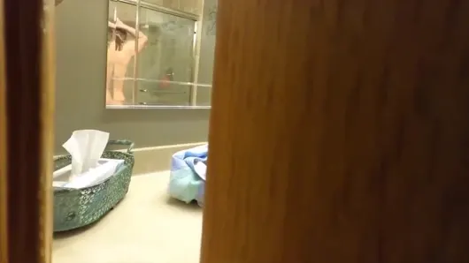 Üvey kız üvey babasını izlerken yakalandı ve güzel bir sonla sikini emiyor