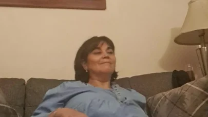Üvey oğlunun arkadaşı ona olgun bir vücut göstermem için beni baştan çıkardı