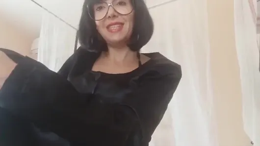 Üvey oğul… Lütfen üniversiteye gitmeyin.. İlk masaj bana… Üvey anne çok yorgun