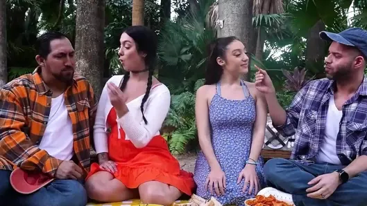 Violet ve Violet üvey babalarının büyük sert yaraklarını yakıcı bir tutkuyla özlüyor – daughterswap