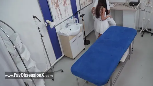 Yağ masajından sonra ıslak öpücükler ve orgazmlarla vahşi ve tutkulu seks yapıyor