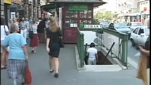 Yarağa aç olgun sarışın tüm banyo ziyaretçileriyle sikişiyor