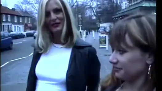 Yarak edepsiz yeni yetişkin şovu için Olivia White’ı bulduğu İngiltere’de tur yapıyor