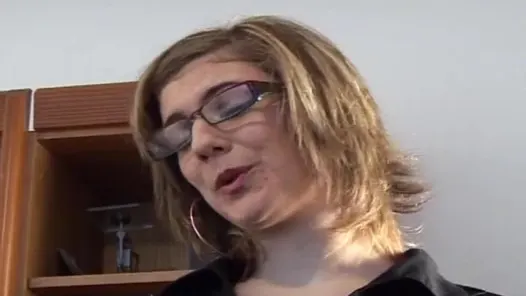 Yaramaz Fransız sekreter patronu ve müşterisi tarafından sikiliyor