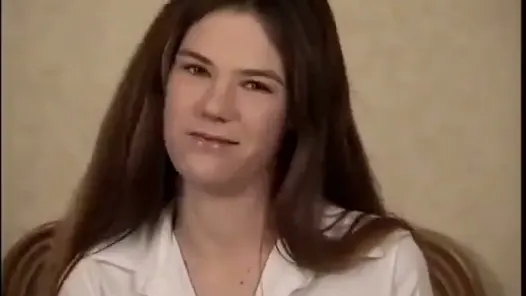 Yaşlı azgın adam küçük memeli esmer genç kızdan sikilmeyi seviyor
