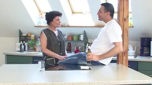 Yaşlı temizlikçi kadın gerçekten sikilebilir ve kalın yarağı amının derinliklerine alıyor