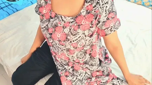 Yaşlı üvey erkek kardeş üvey kız kardeşini hizmetçiyle sikiyor.