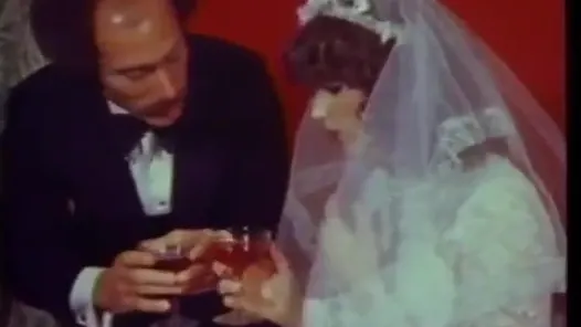 Yeni evli sürtük götünü siktiriyor