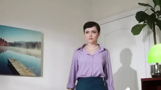 Yeni patron şok olan Jade Valentine’i masanın üzerinde domaltıyor ve bir mektup okurken ona şaplak atıyor