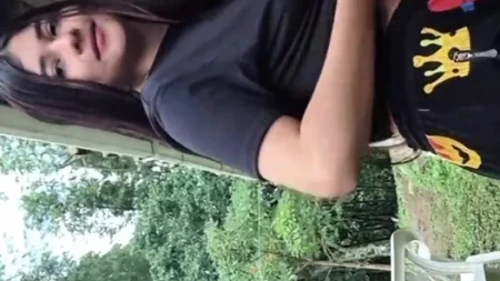 Yulieth Gomez parkta kendine dokunuyor ve amını gösteriyor ve tüm kıyafetlerini çıkarıyor